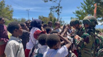 Binter Anak Papua Cerdas, Satgas Yonif 521/DY Bagikan Buku di Distrik Napua