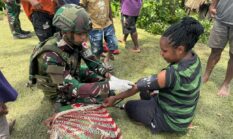 Pererat Tali Silaturahmi, Satgas Yonif 521/DY Kunjungi Tokoh Agama dan Berikan Pelayanan Kesehatan Gratis di Kampung Bolakme