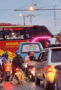 Pull Bus Ilegal Diduga Jadi Biang Kerok Kemacetan di Jalan Sisingamangaraja Medan